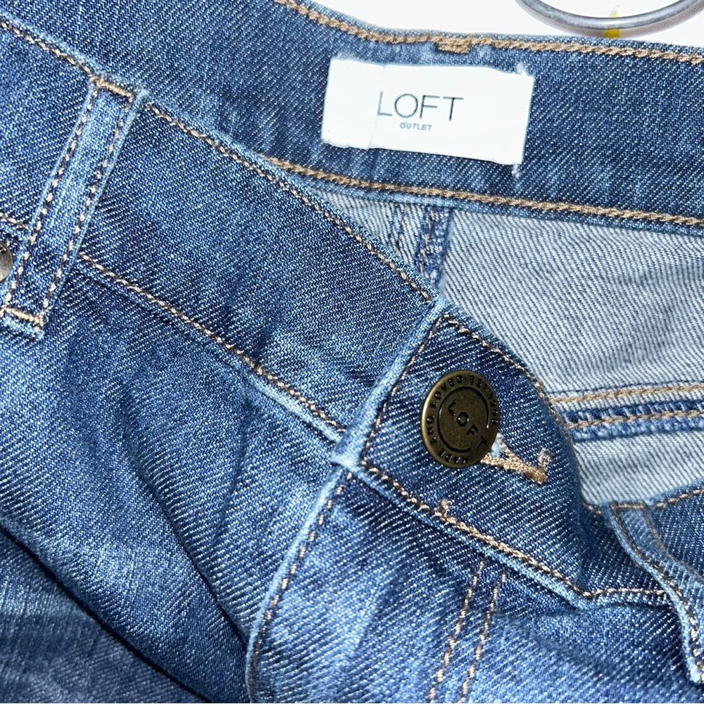 New Ann Taylor loft 4” denim jean cuffed shorts size 4 - Picture 3 of 4